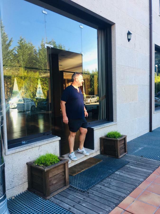 Hotel Av Apartamentos Lobios Bagian luar foto